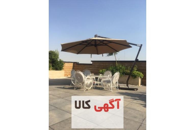 چتر پایه کنار باغی